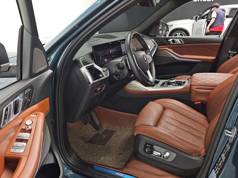 2023 BMW X7 xDrive 40i Design Pure Excellence 6-Seater photo 11
