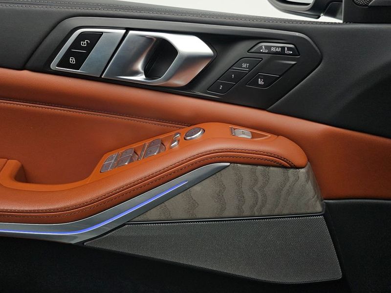 2023 BMW X7 xDrive 40i Design Pure Excellence 6-Seater photo 17