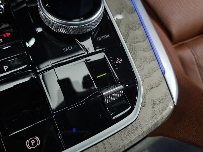 2023 BMW X7 xDrive 40i Design Pure Excellence 6-Seater photo 19