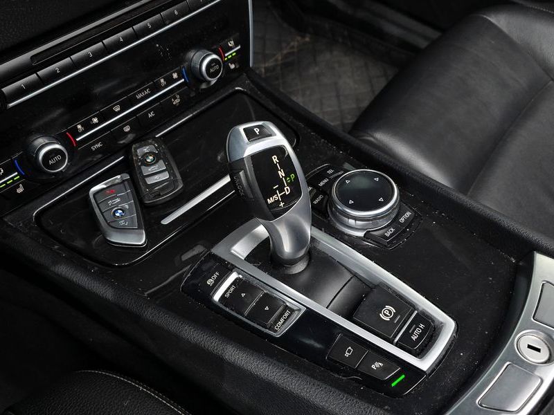 2014 BMW 5 Series GT 30d photo 9