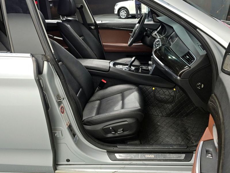 2014 BMW 5 Series GT 30d photo 11