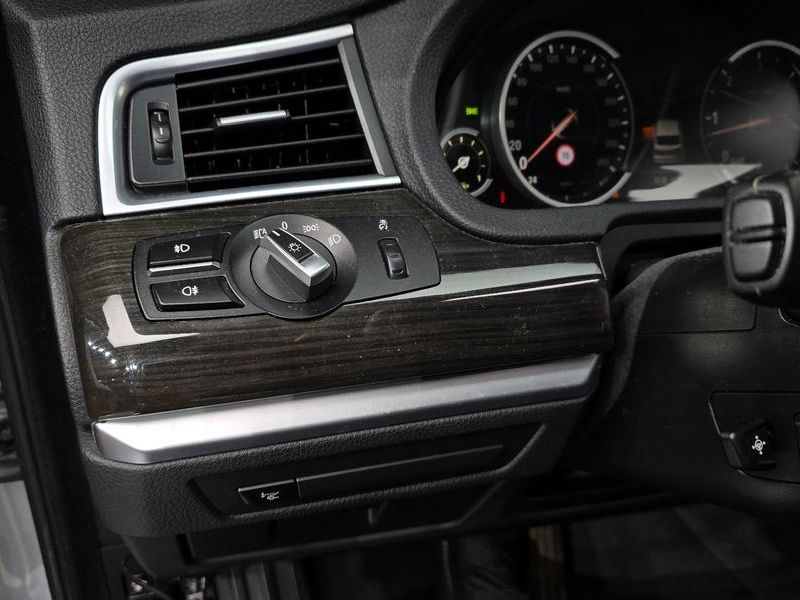 2014 BMW 5 Series GT 30d photo 17