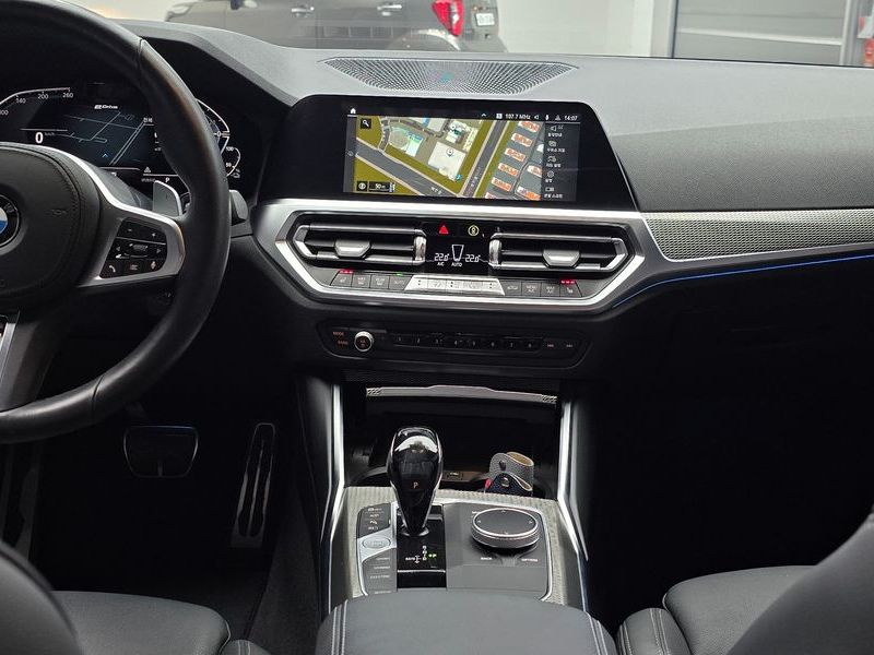 2021 BMW 3 Series 330e M Sport photo 18