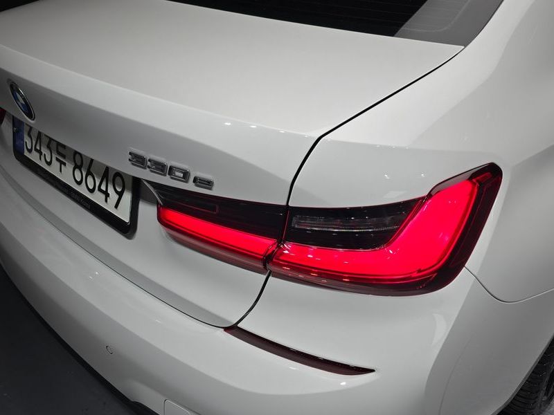 2021 BMW 3 Series 330e M Sport photo 23