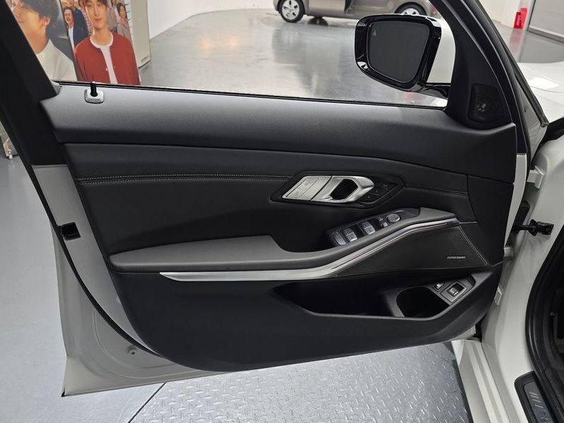 2021 BMW 3 Series 330e M Sport photo 24
