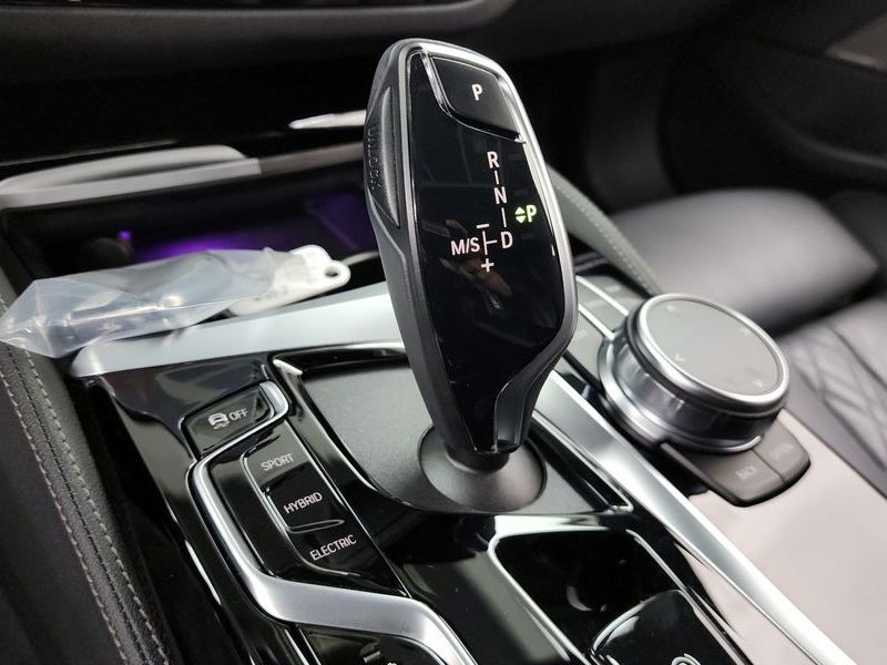 2023 BMW 5 Series 530e M Sport photo 9