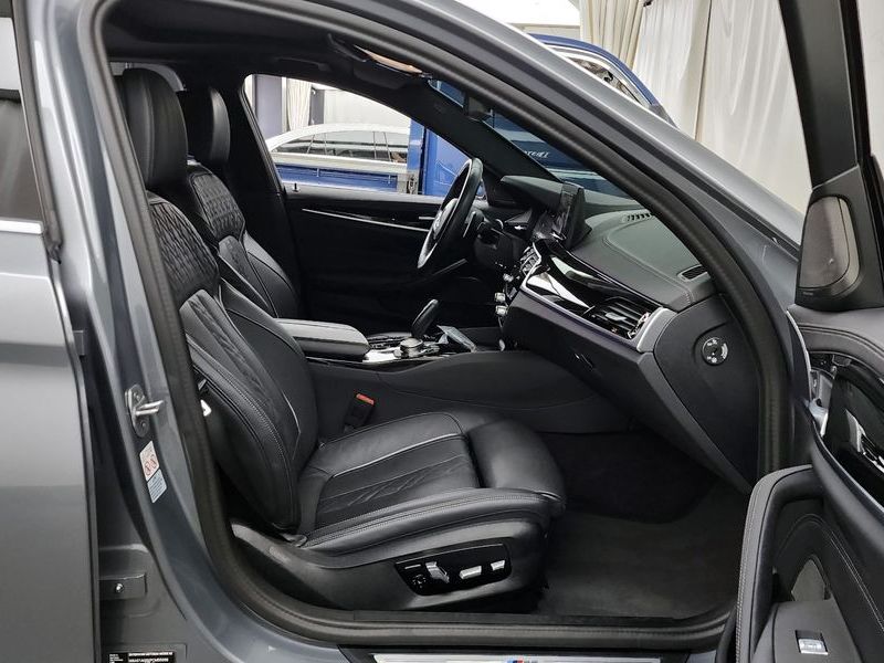 2023 BMW 5 Series 530e M Sport photo 11