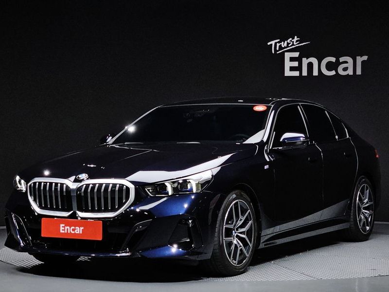 2024 BMW 5 Series 520i M Sport photo 1