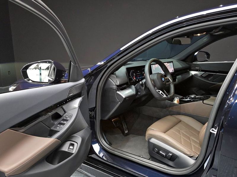 2024 BMW 5 Series 520i M Sport photo 10