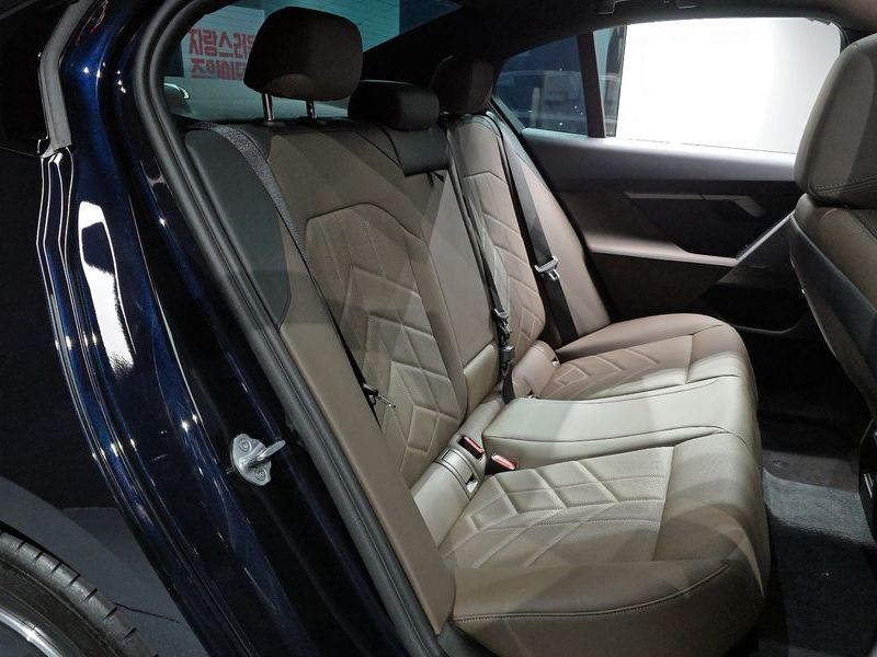 2024 BMW 5 Series 520i M Sport photo 11