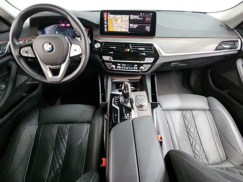 2022 BMW 5 Series 530i Luxury photo 7