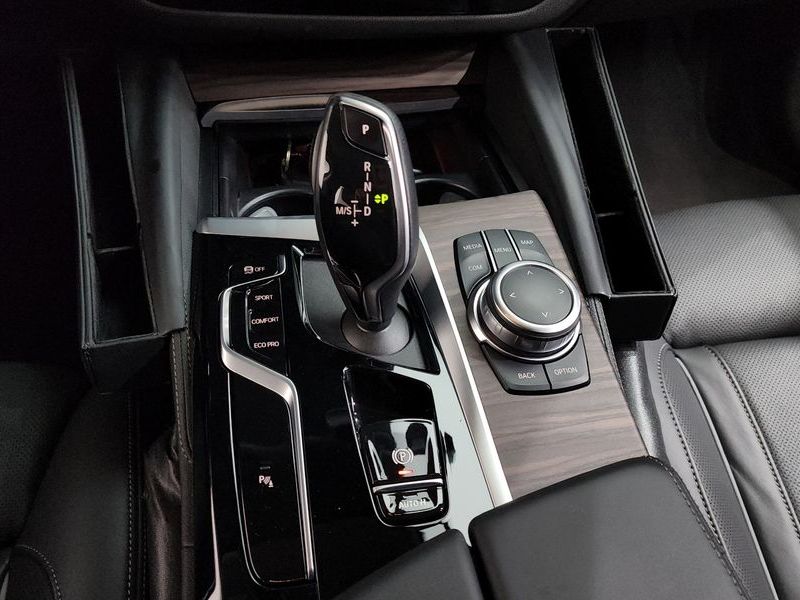 2022 BMW 5 Series 530i Luxury photo 9