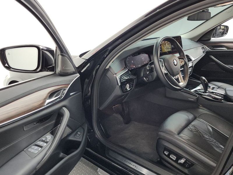 2022 BMW 5 Series 530i Luxury photo 10