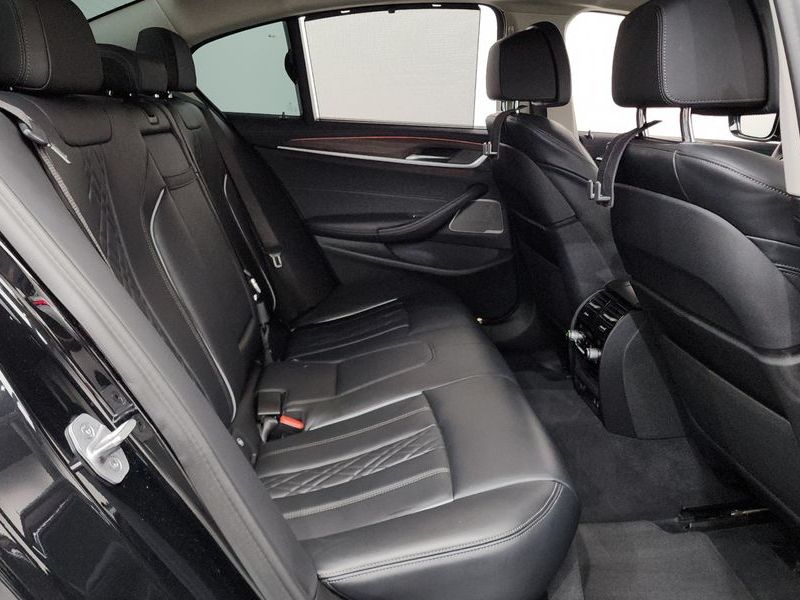 2022 BMW 5 Series 530i Luxury photo 11