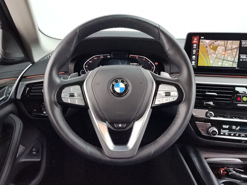 2022 BMW 5 Series 530i Luxury photo 12