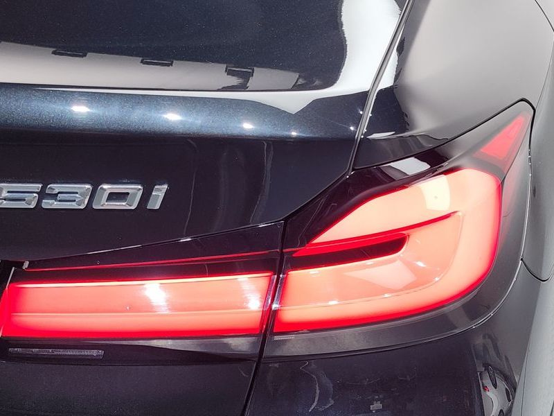 2022 BMW 5 Series 530i Luxury photo 23