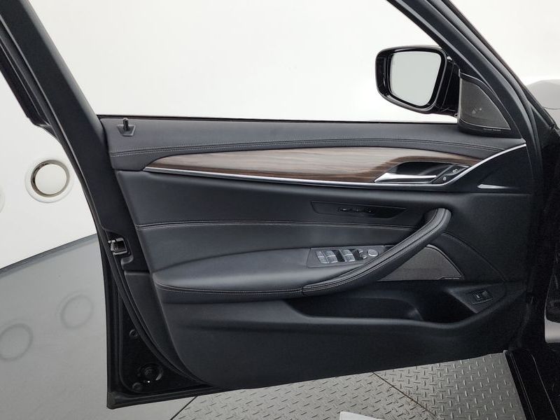 2022 BMW 5 Series 530i Luxury photo 24