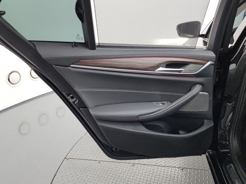 2022 BMW 5 Series 530i Luxury photo 25