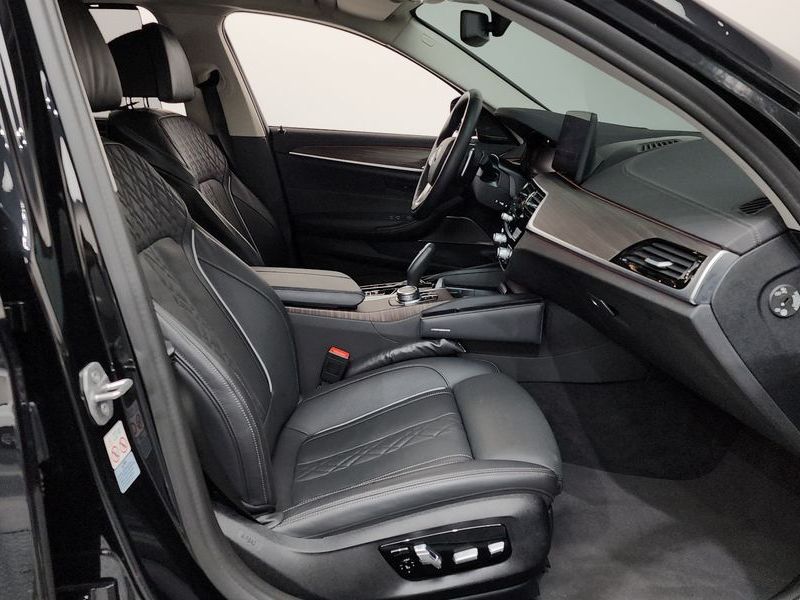 2022 BMW 5 Series 530i Luxury photo 26