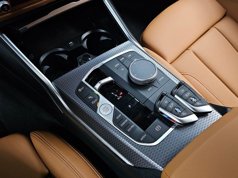 2025 BMW 3 Series 320i M Sport photo 9