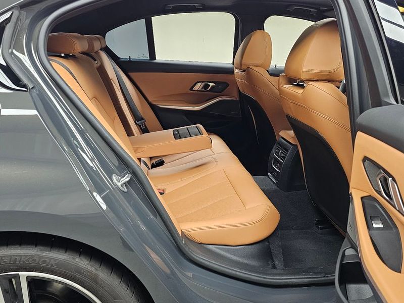 2025 BMW 3 Series 320i M Sport photo 11
