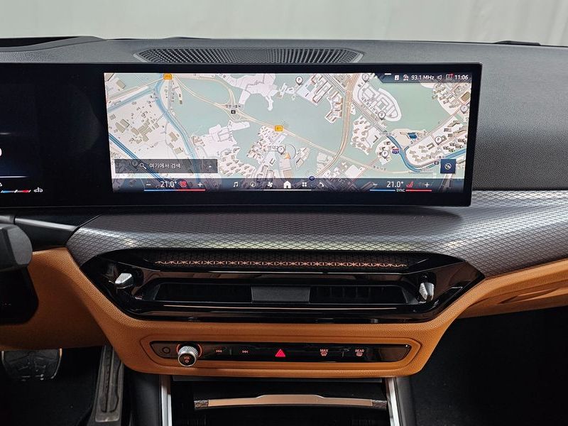 2025 BMW 3 Series 320i M Sport photo 13