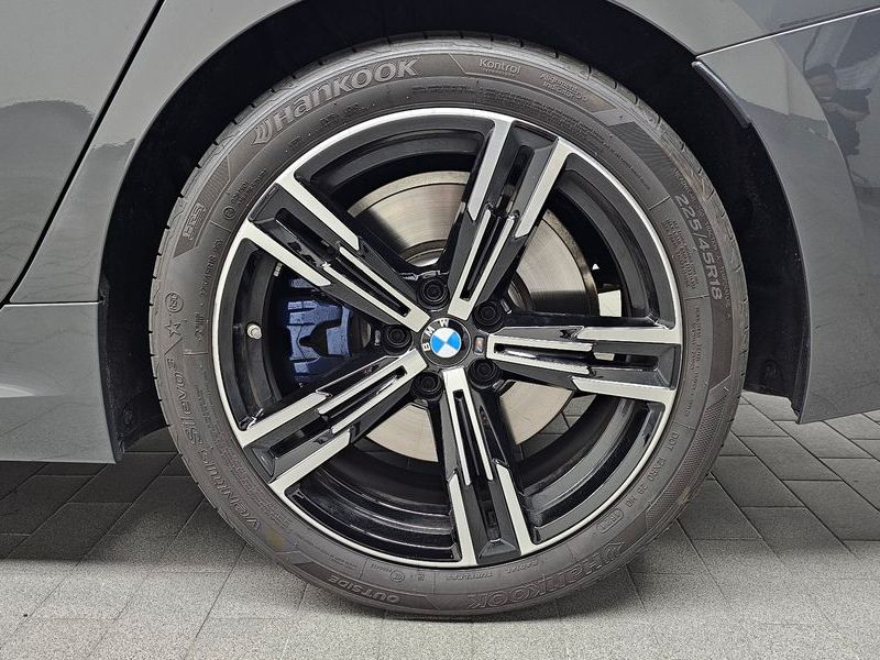 2025 BMW 3 Series 320i M Sport photo 21