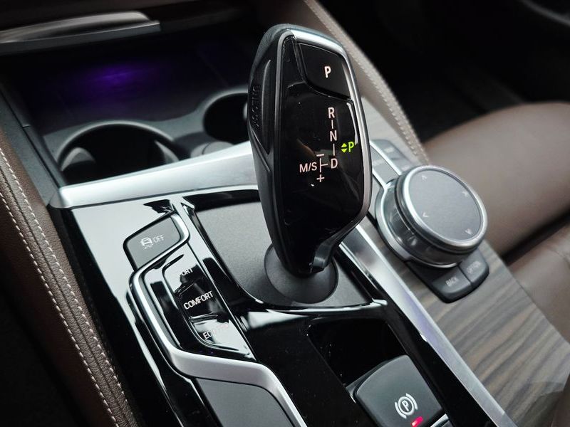 2018 BMW 5 Series 530i xDrive Luxury Plus photo 9