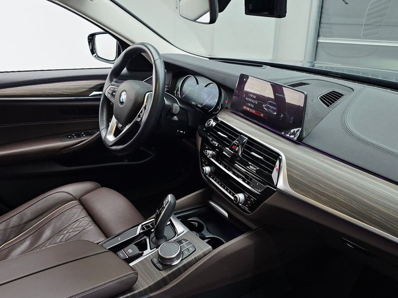 2018 BMW 5 Series 530i xDrive Luxury Plus photo 19