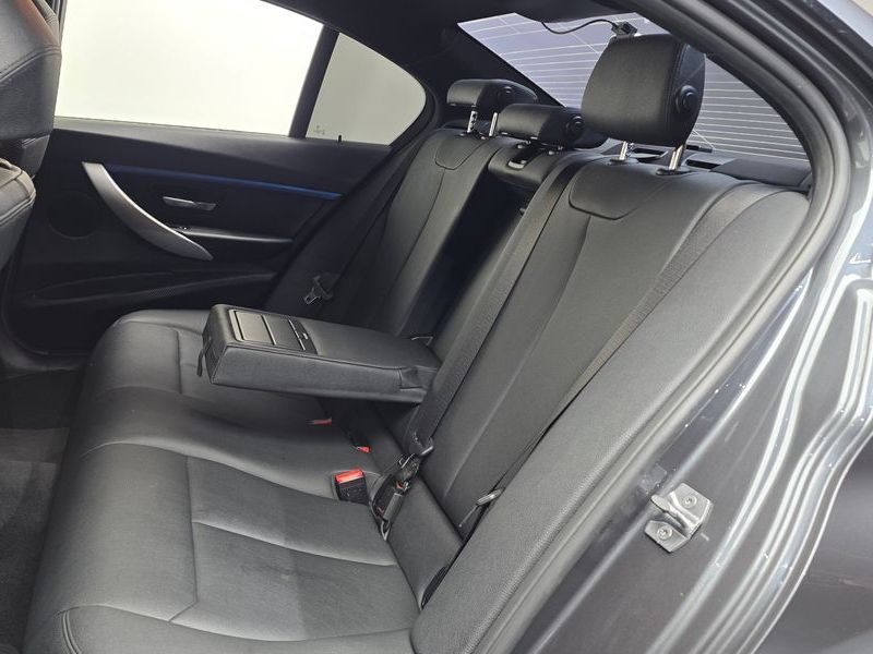 2018 BMW 3 Series 320i M Sport photo 12