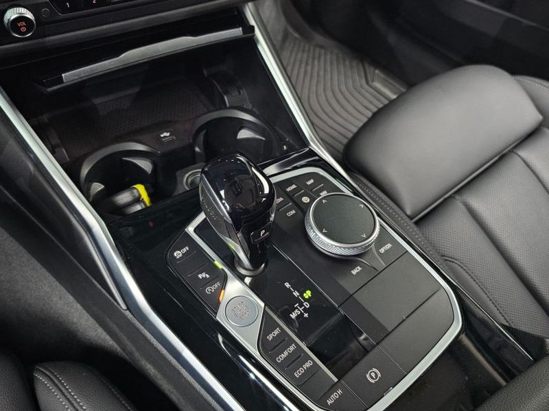 2022 BMW 3 Series 320i photo 9