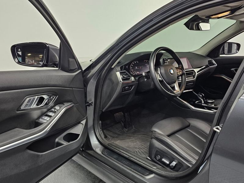 2022 BMW 3 Series 320i photo 10