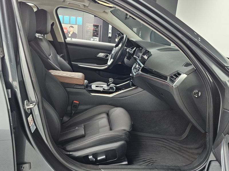 2022 BMW 3 Series 320i photo 11