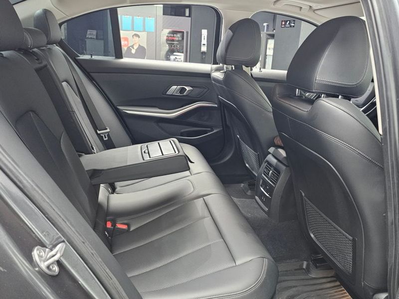 2022 BMW 3 Series 320i photo 12