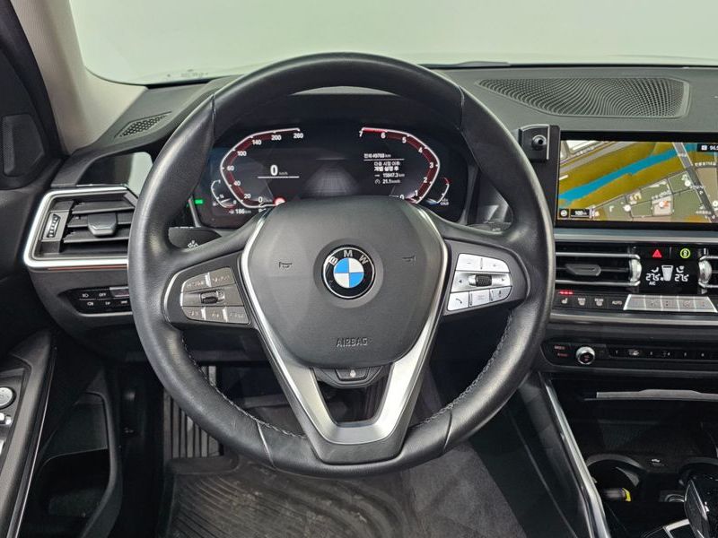 2022 BMW 3 Series 320i photo 13