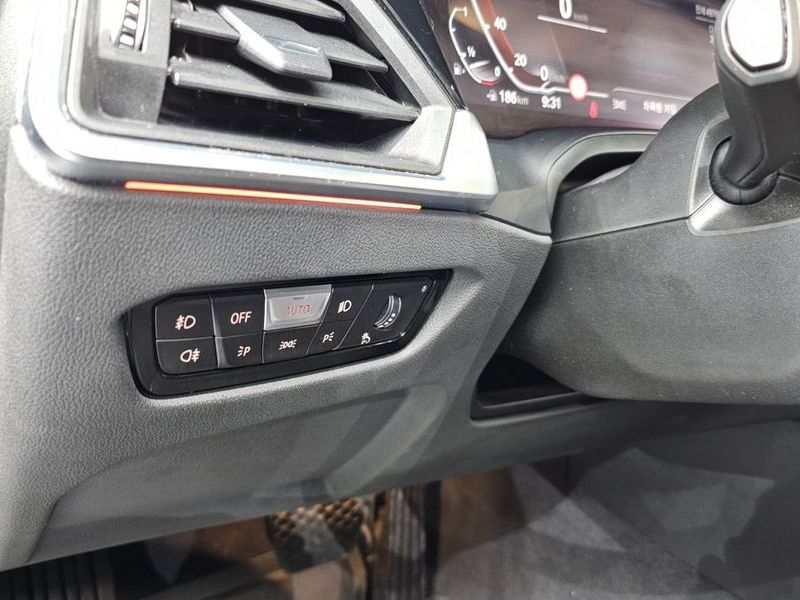 2022 BMW 3 Series 320i photo 18