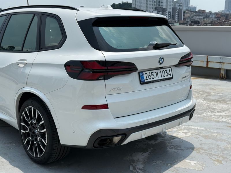 2026 BMW X5 xDrive 50e M Sport photo 9