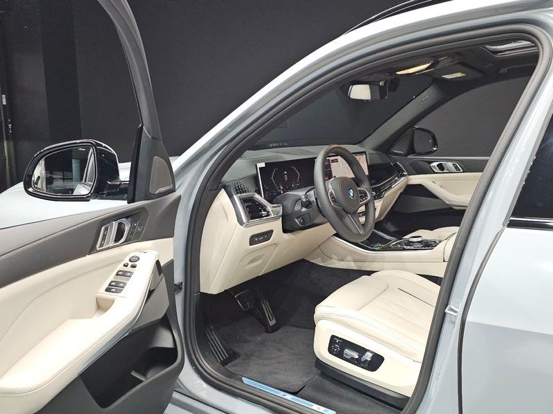 2026 BMW X5 xDrive 40i M Sport photo 10