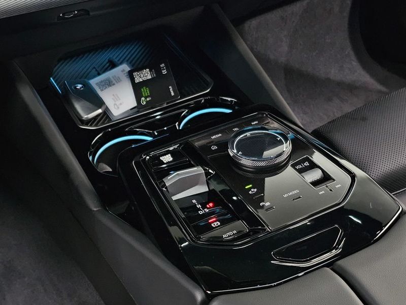 2026 BMW 5 Series 520i M Sport photo 9
