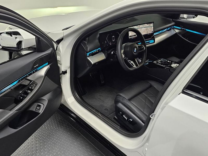 2026 BMW 5 Series 520i M Sport photo 11