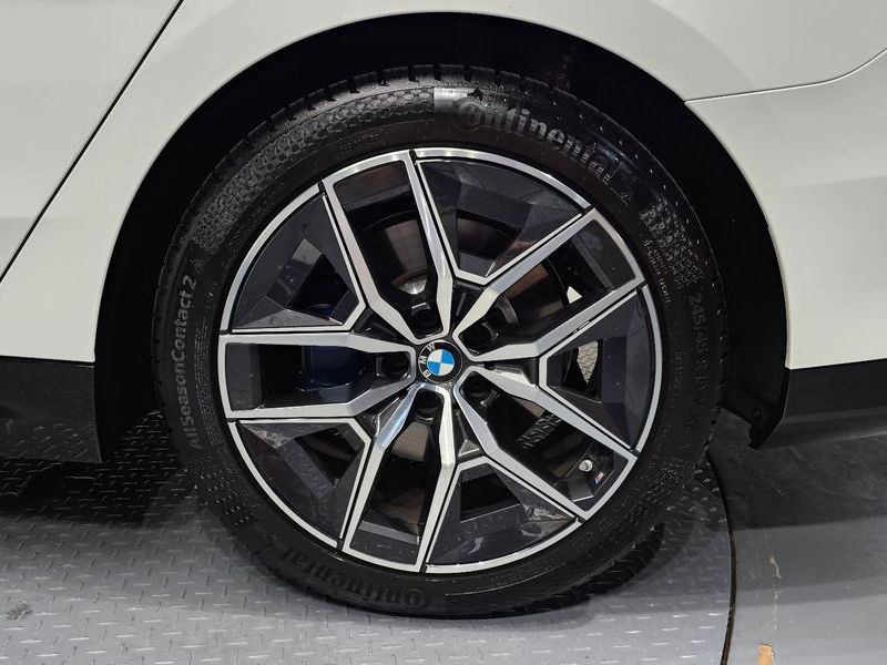 2026 BMW 5 Series 520i M Sport photo 21