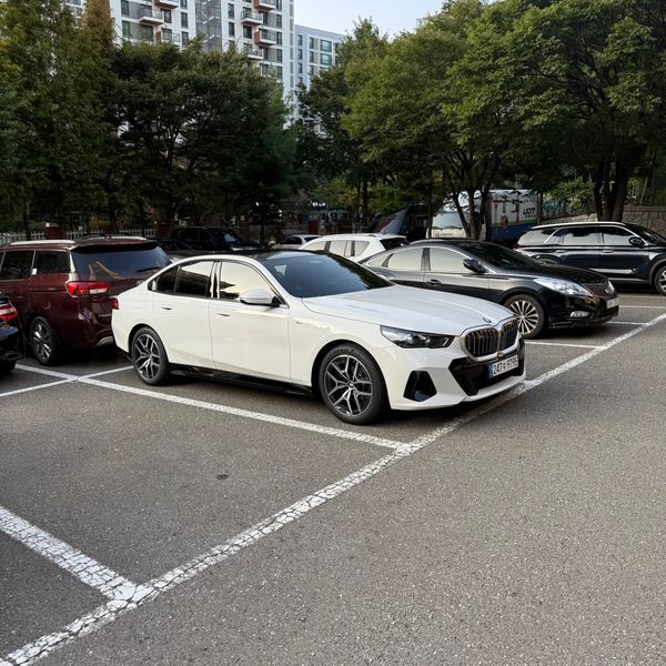 2025 BMW 5 Series 520i M Sport photo 1