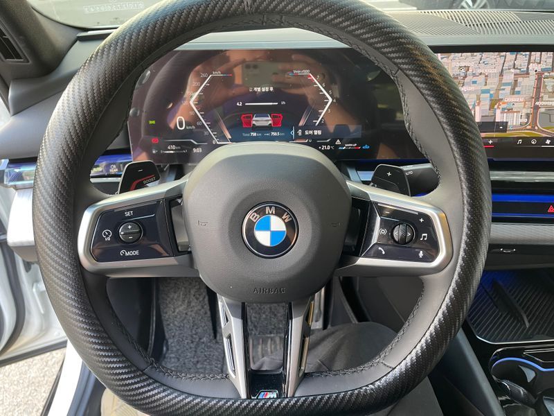 2025 BMW 5 Series 520i M Sport photo 8