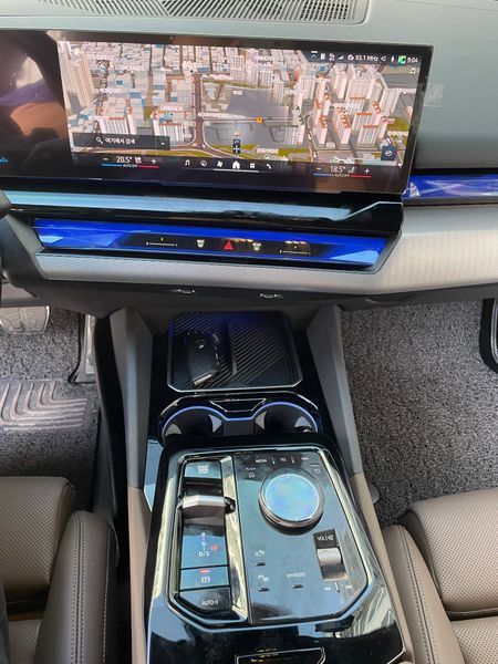2025 BMW 5 Series 520i M Sport photo 9