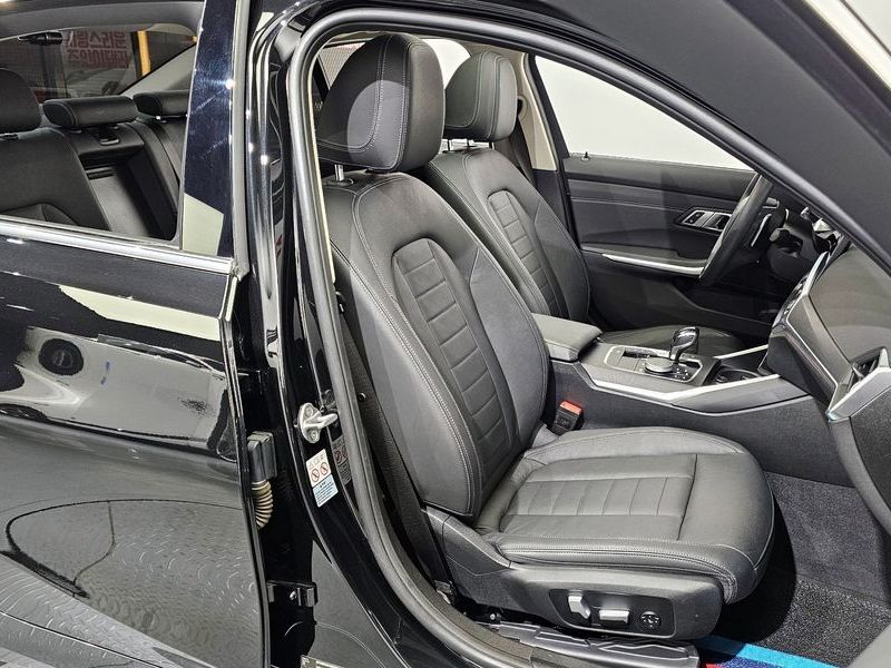 2021 BMW 3 Series 320i Luxury photo 12