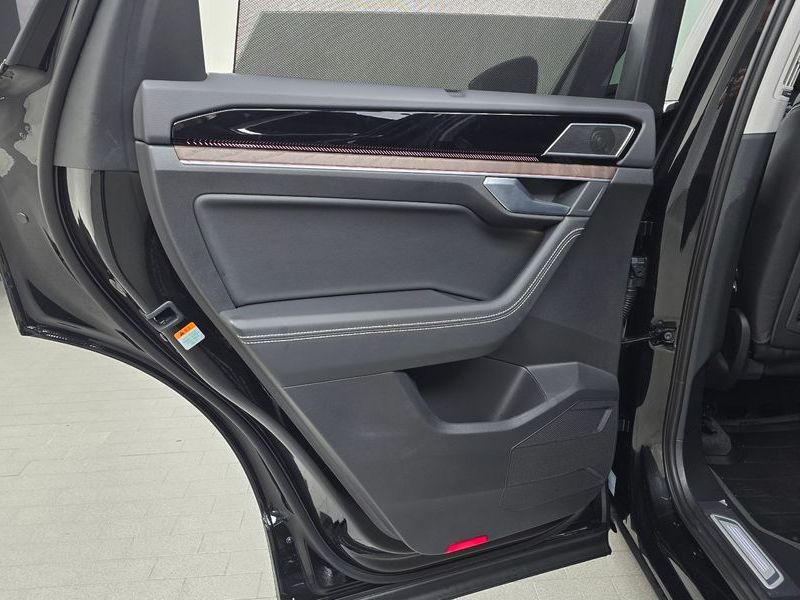 2026 Volkswagen Touareg 3.0 TDI Prestige photo 25