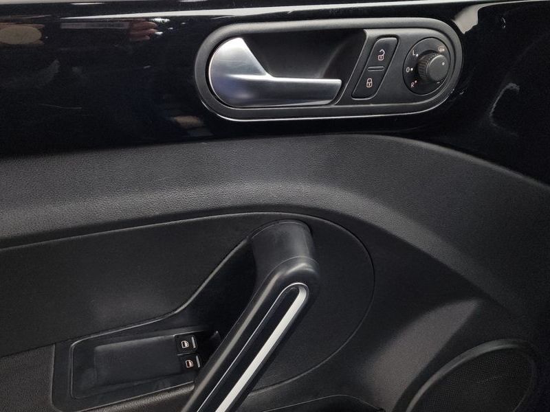 2013 Volkswagen Beetle 2.0 TDI Premium 3rd photo 17