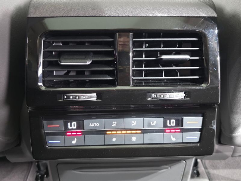 2020 Volkswagen Touareg 3.0 TDI Prestige photo 29