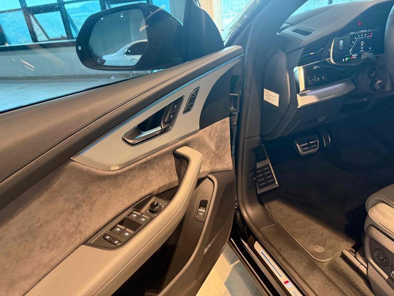 2022 Audi Q8 55 TFSI Quattro Premium photo 9
