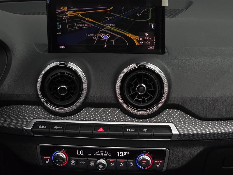 2023 Audi Q2 35 TDI Premium photo 14
